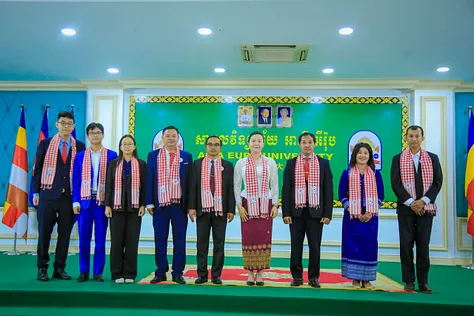 ពិធីសំណេះសំណាល ប្រគល់បណ្ណសរសើរជូនទីប្រឹក្សាយុវជន និងយុវជនកាកបាទក្រហមកម្ពុជា ដើម្បីអបអរសាទរទិវាអន្តរជាតិនៃអ្នកស្ម័គ្រចិត្ត ៥ ធ្នូ និងទិវានៃសេចក្តីស្រឡាញ់ ១៤ កុម្ភៈ