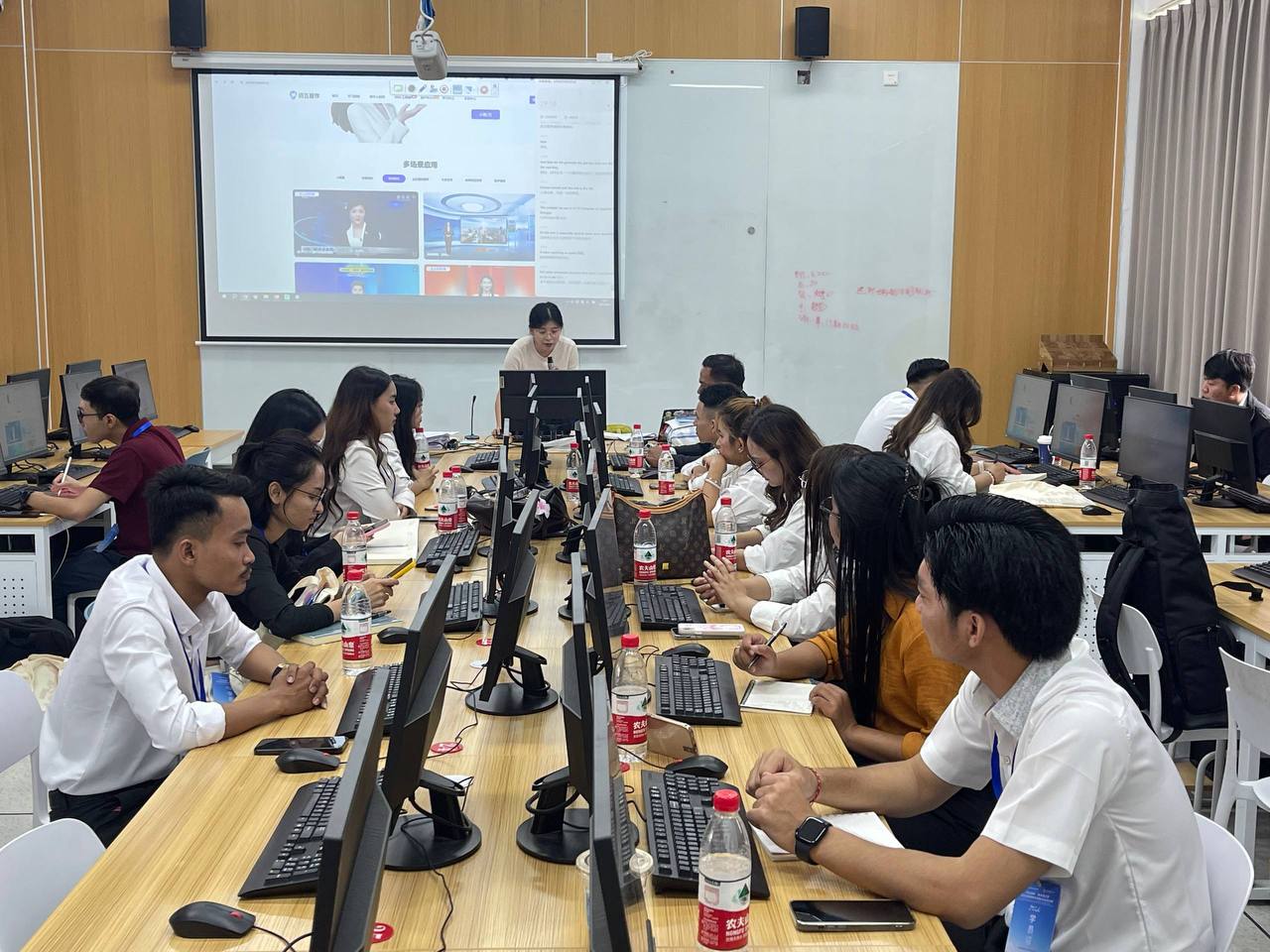 និស្សិតសាកលវិទ្យាល័យ អាស៊ី អឺរ៉ុប ចូលរួមវគ្គបណ្តុះបណ្តាលពាណិជ្ជកម្មតាមប្រព័ន្ធអេឡិចត្រូនិក និងបញ្ញាសិប្បនិម្មិត នៅសាធារណរដ្ឋប្រជាមានិតចិន